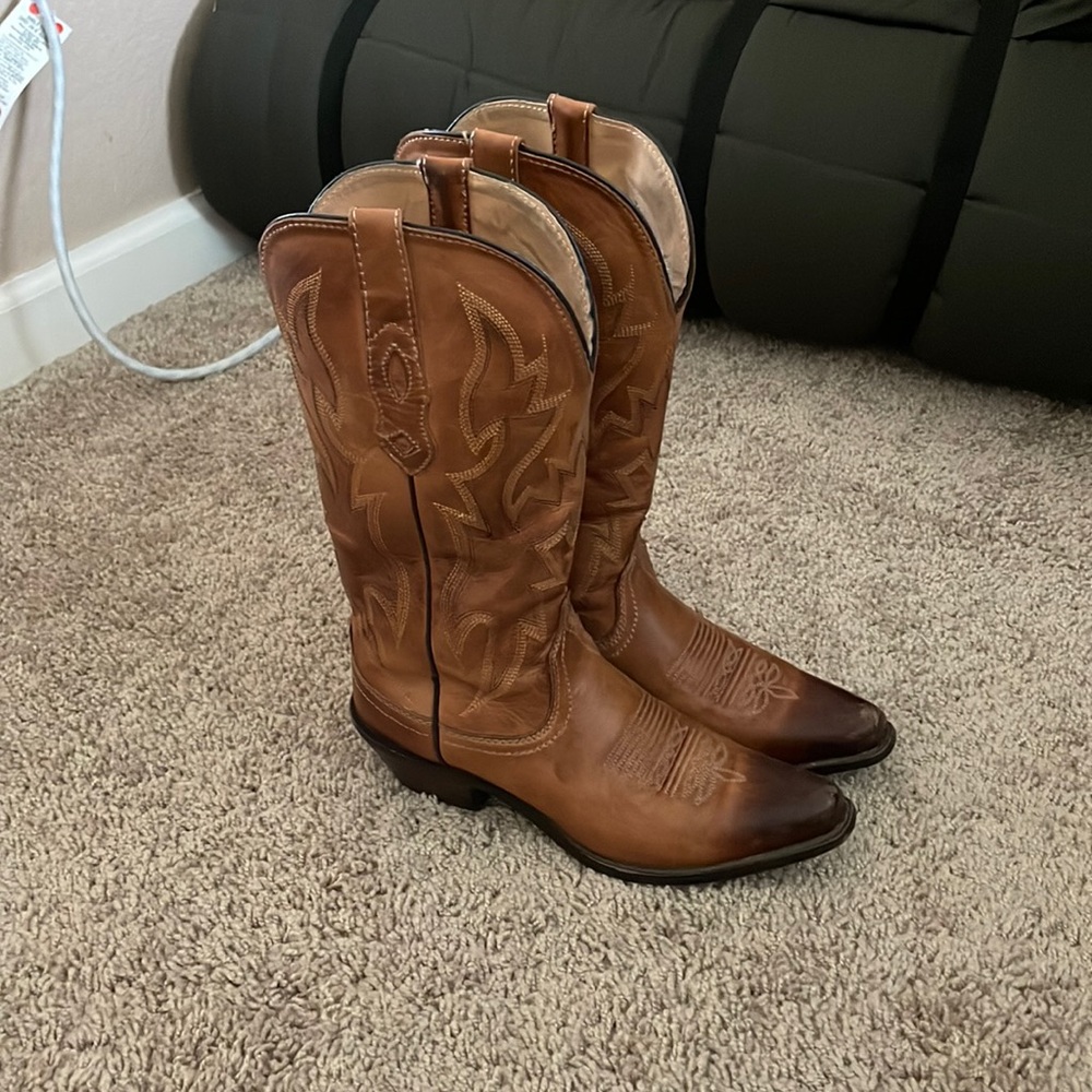 Cowgirl boots size 5 (pleather)